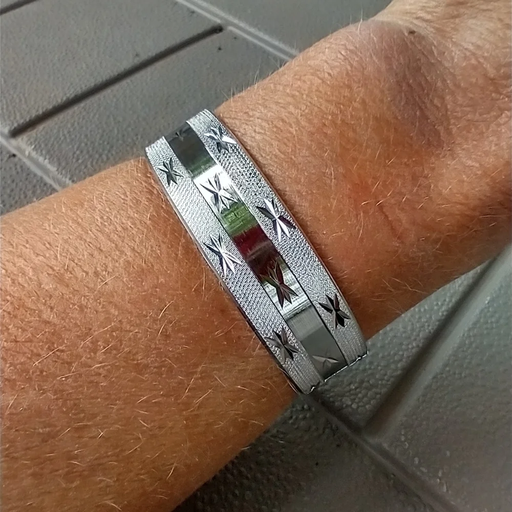 Women's silver tone textured star bracelet.